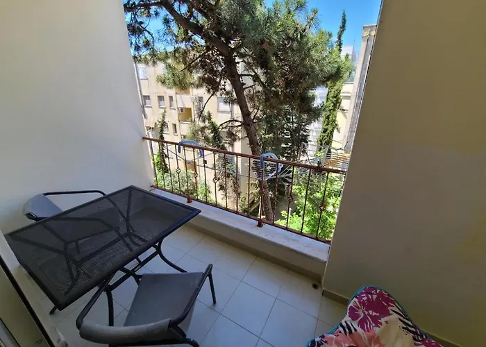 Bora's Apartment, Apartman Golem